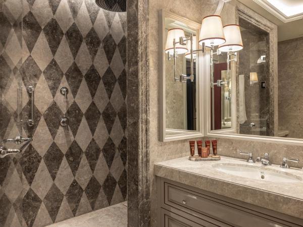 Çırağan Palace Kempinski Istanbul : photo 10 de la chambre grande chambre lit king-size deluxe Çırağan - vue sur bosphore