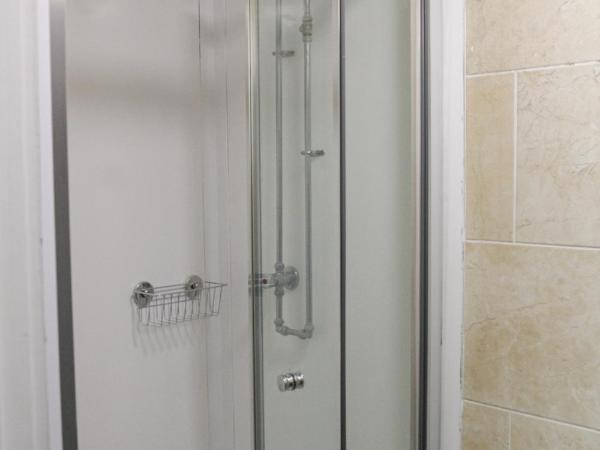 Onefam Waterloo 18-36 years old : photo 8 de la chambre chambre triple avec salle de bains commune