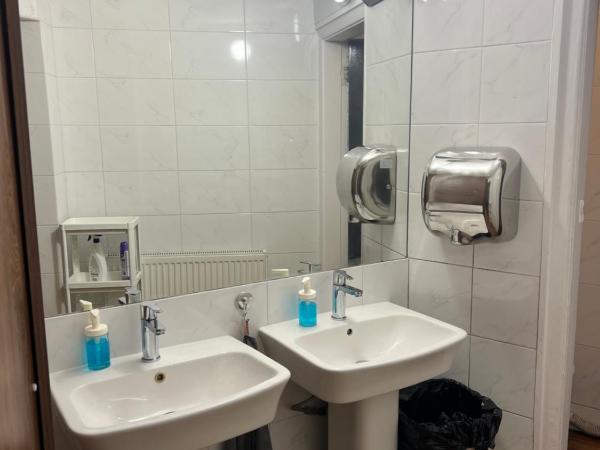 Onefam Waterloo 18-36 years old : photo 6 de la chambre chambre triple avec salle de bains commune