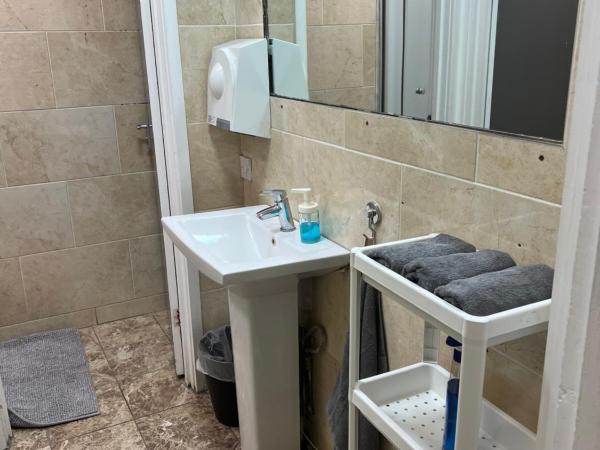 Onefam Waterloo 18-36 years old : photo 4 de la chambre chambre triple avec salle de bains commune