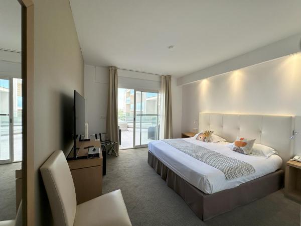 Hotel Revellata & Spa : photo 1 de la chambre l - chambre double ou lits jumeaux - terrasse avec vue sur mer