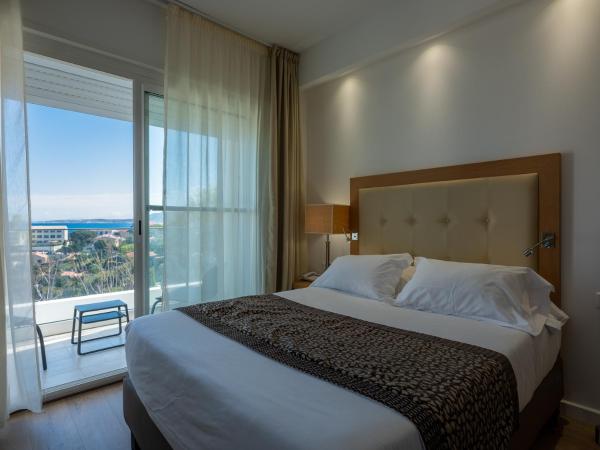 Hotel Revellata & Spa : photo 1 de la chambre s - chambre double - balcon avec vue sur mer/piscine