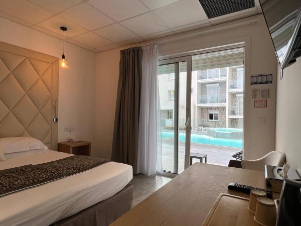 Hotel Revellata & Spa : photo 2 de la chambre m – chambre double ou lits jumeaux – côté piscine