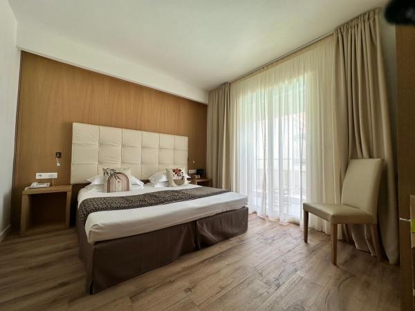 Hotel Revellata & Spa : photo 2 de la chambre m - chambre double ou lits jumeaux - balcon avec vue sur mer