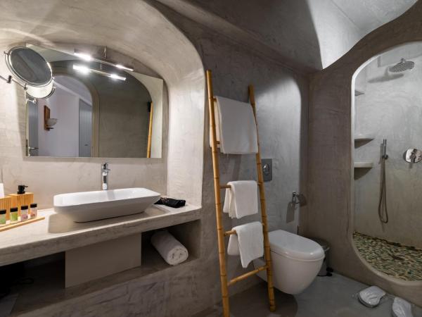 Kima Oia Suites : photo 7 de la chambre suite supérieure avec jacuzzi (3 adultes)