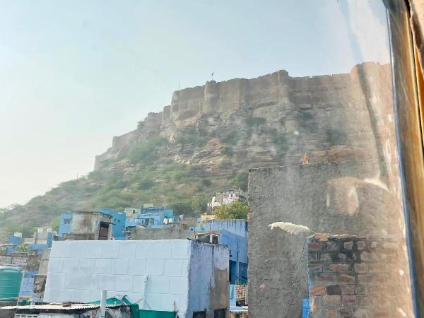 Geel Heritage - A Restored Haveli : photo 3 de la chambre chambre double ou lits jumeaux deluxe - vue sur ville