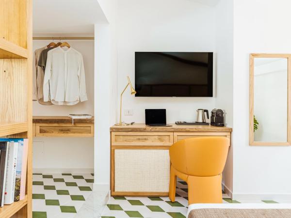 SorrentoVibes - Boutique Suites 186 : photo 8 de la chambre suite deluxe avec lit king-size