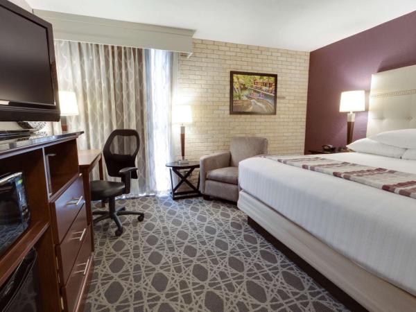 Drury Inn & Suites San Antonio Northeast : photo 1 de la chambre chambre lit king-size supérieure