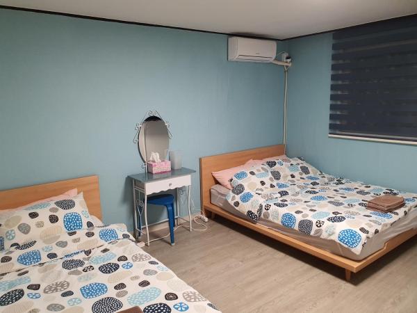 Bunk Backpackers Guesthouse : photo 3 de la chambre chambre triple avec salle de bains privative
