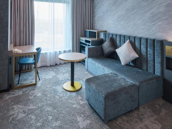 Hotel Villa Fontaine Grand Tokyo-Shiodome : photo 3 de la chambre chambre lit king-size deluxe avec canapé rénovée en 2023