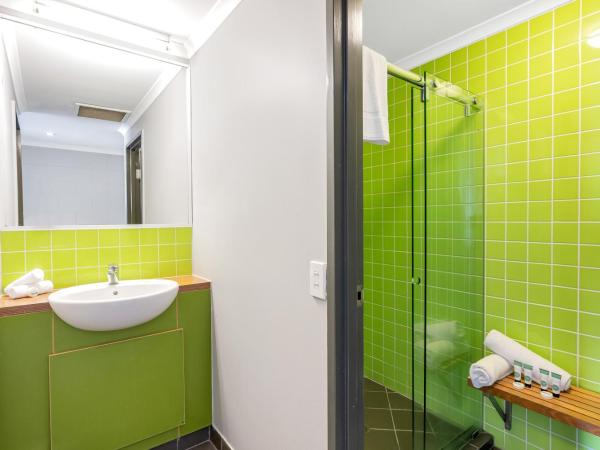 Gilligan's Hotel & Resort Cairns : photo 6 de la chambre lit simple dans dortoir mixte 6 lits avec salle de bains privative