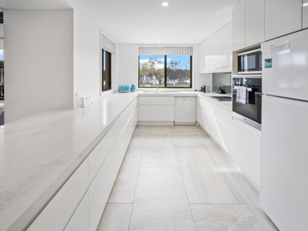 Bay Royal Apartments : photo 3 de la chambre premium four-bedroom apartment with beach view (apt 9)