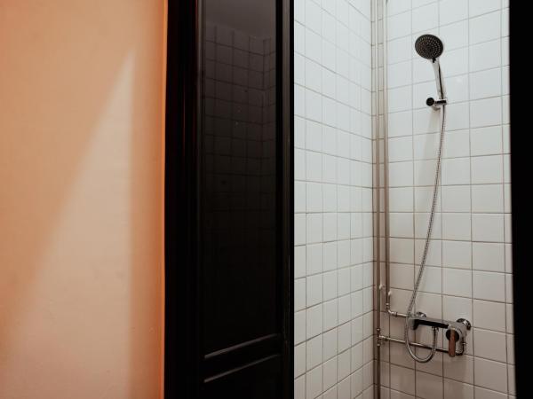 Code Hostel Singapore : photo 5 de la chambre chambre quadruple avec salle de bains privative