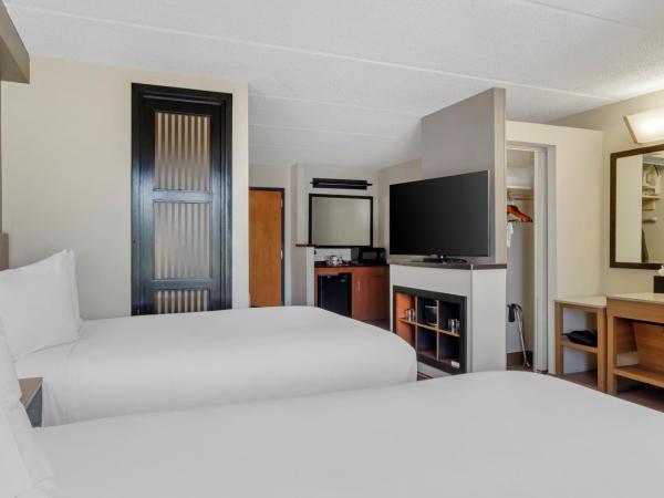 Hyatt Place Houston-North : photo 9 de la chambre chambre avec 2 lits doubles et canapé-lit