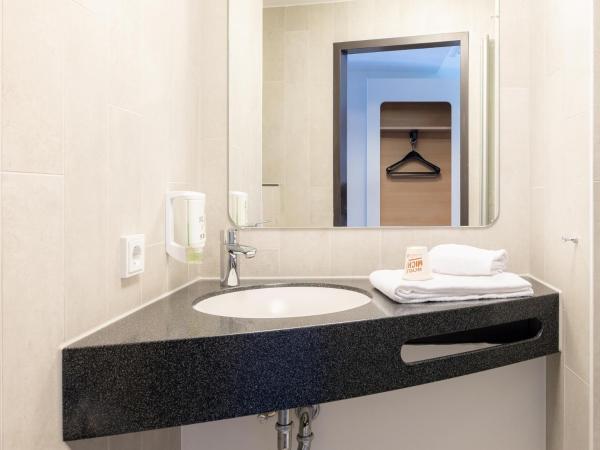 B&B Hotel Stuttgart-City : photo 2 de la chambre chambre double