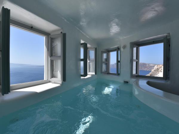 Ducato di Oia - Adults Only : photo 1 de la chambre suite deluxe avec petite piscine intérieure et vue sur caldeira
