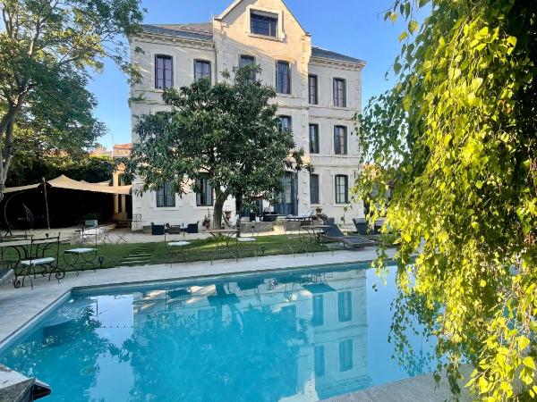 Historic manor, medieval town 10 minutes walk, private parking, garden : photo 3 de la chambre chambre double avec salle de bains privative