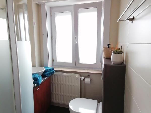 Sea-Me Ostend : photo 3 de la chambre chambre double avec salle de bains privative séparée