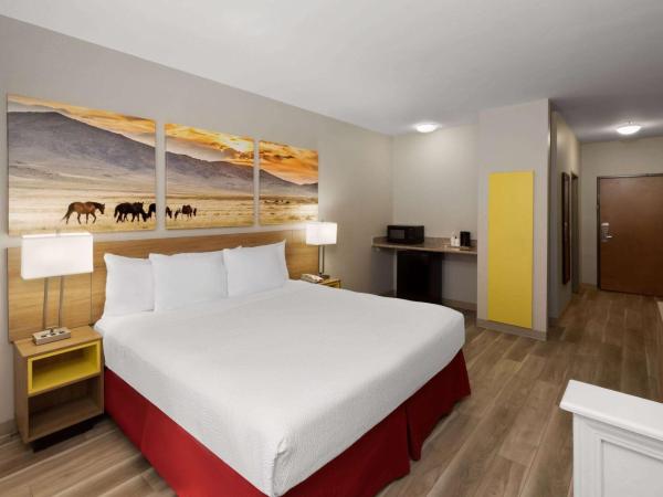 Days Inn by Wyndham Oklahoma City : photo 8 de la chambre chambre lit king-size pour personnes à mobilité réduite - non-fumeurs