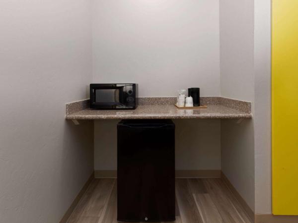 Days Inn by Wyndham Oklahoma City : photo 3 de la chambre chambre lit king-size pour personnes à mobilité réduite - non-fumeurs