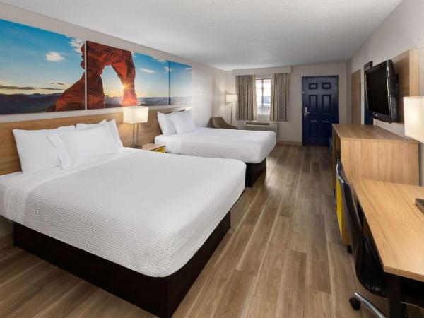 Days Inn by Wyndham Oklahoma City : photo 1 de la chambre chambre deluxe avec 2 lits queen-size - non-fumeurs