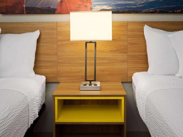 Days Inn by Wyndham Oklahoma City : photo 2 de la chambre chambre deluxe avec 2 lits queen-size - non-fumeurs