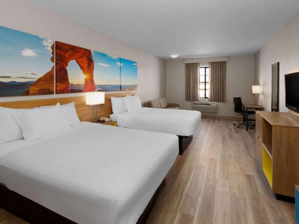 Days Inn by Wyndham Oklahoma City : photo 4 de la chambre chambre deluxe avec 2 lits queen-size - non-fumeurs