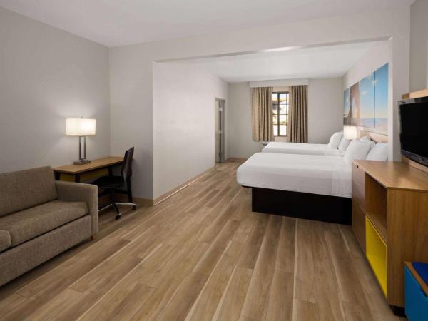 Days Inn by Wyndham Oklahoma City : photo 1 de la chambre 1 king bed, 2 queen beds, two-bedroom suite, non-smoking