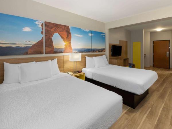 Days Inn by Wyndham Oklahoma City : photo 3 de la chambre 1 king bed, 2 queen beds, two-bedroom suite, non-smoking