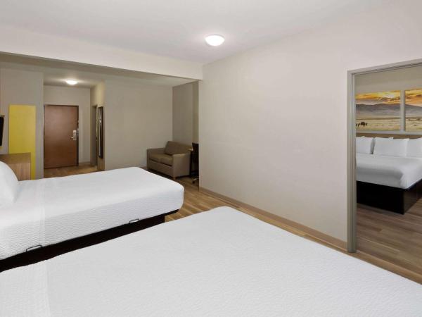 Days Inn by Wyndham Oklahoma City : photo 2 de la chambre 1 king bed, 2 queen beds, two-bedroom suite, non-smoking