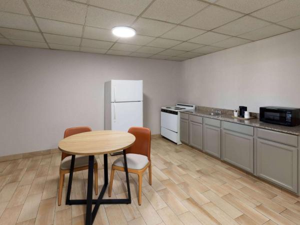 Days Inn by Wyndham Oklahoma City : photo 2 de la chambre chambre lit king-size avec coin cuisine - non-fumeurs