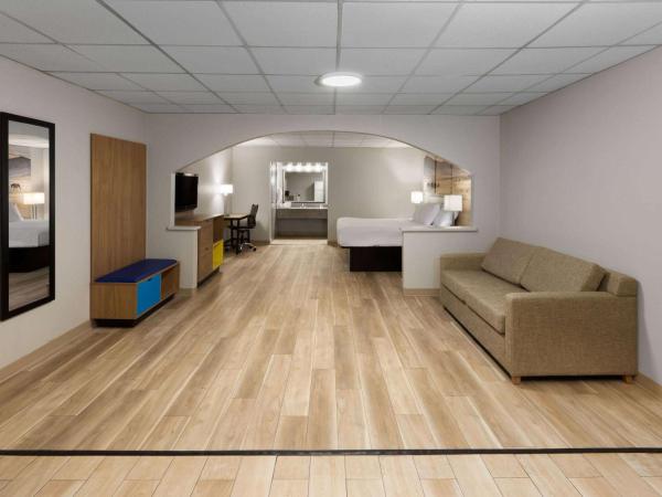 Days Inn by Wyndham Oklahoma City : photo 1 de la chambre chambre lit king-size avec coin cuisine - non-fumeurs