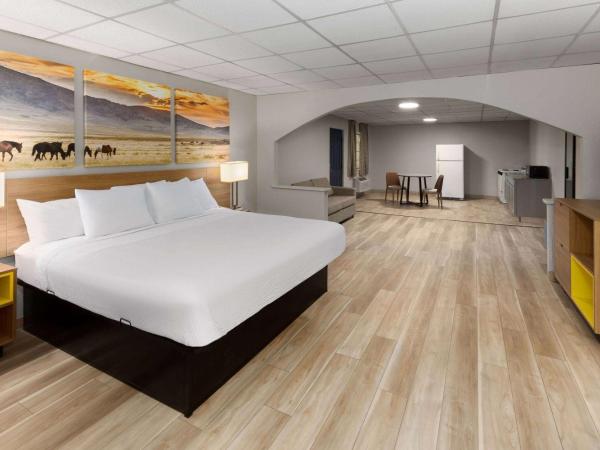 Days Inn by Wyndham Oklahoma City : photo 3 de la chambre chambre lit king-size avec coin cuisine - non-fumeurs