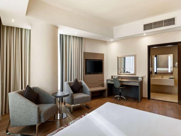 Ramada by Wyndham Dubai Barsha Heights : photo 1 de la chambre chambre lit king-size accessible aux personnes à mobilité réduite avec douche à l’italienne - non-fumeurs