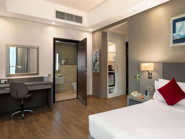 Ramada by Wyndham Dubai Barsha Heights : photo 1 de la chambre chambre lit king-size accessible aux personnes à mobilité réduite avec douche à l'italienne - fumeurs