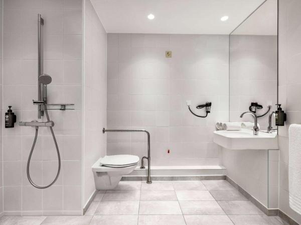 Vienna House Easy by Wyndham Cracow : photo 1 de la chambre chambre salon - accessible aux personnes à mobilité réduite