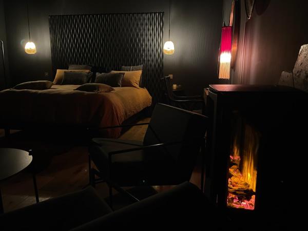 Mas Escala Suites & Spa : photo 2 de la chambre chambre lit queen-size avec baignoire spa
