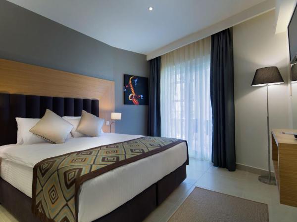 Ramada Resort Kusadasi & Golf : photo 4 de la chambre chambre supérieure avec 1 lit double et lits jumeaux