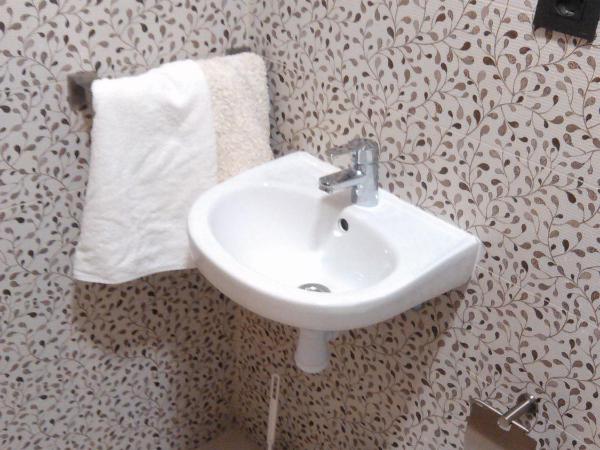 Hostal Bisbal ONLY ADULTS NO AC : photo 2 de la chambre single room with private bathroom and no window