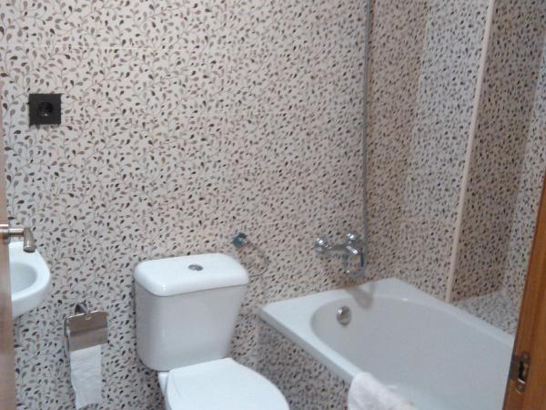 Hostal Bisbal ONLY ADULTS NO AC : photo 3 de la chambre single room with private bathroom and no window