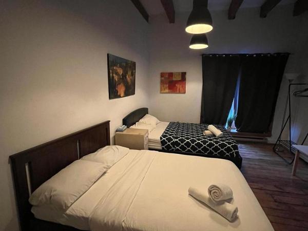 Le 402 : photo 1 de la chambre chambre quadruple avec salle de bains commune