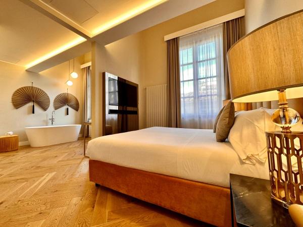 Renascentia in Florence - Adults Only : photo 3 de la chambre suite lit king-size avec baignoire spa