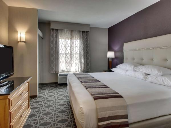 Drury Inn & Suites Albuquerque North : photo 6 de la chambre suite lit king-size avec kitchenette