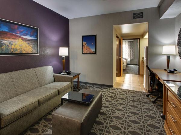 Drury Inn & Suites Albuquerque North : photo 3 de la chambre suite avec 2 lits queen-size et 1 canapé-lit