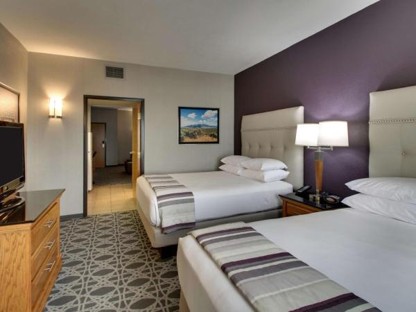 Drury Inn & Suites Albuquerque North : photo 7 de la chambre suite avec 2 lits queen-size et 1 canapé-lit