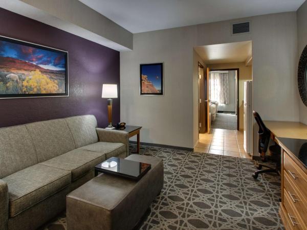 Drury Inn & Suites Albuquerque North : photo 3 de la chambre suite lit queen-size avec cuisine