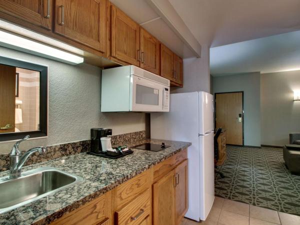 Drury Inn & Suites Albuquerque North : photo 5 de la chambre suite lit queen-size avec cuisine
