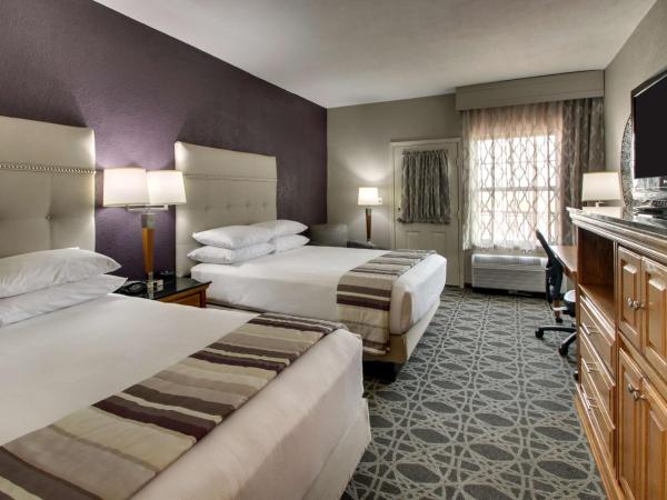 Drury Inn & Suites Albuquerque North : photo 4 de la chambre chambre de luxe avec 2 lits queen-size et balcon