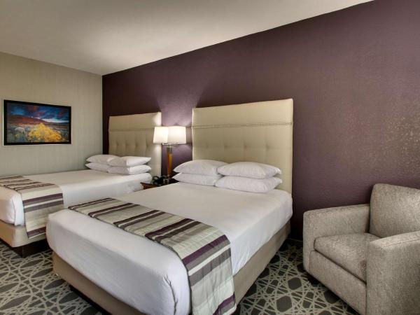 Drury Inn & Suites Albuquerque North : photo 6 de la chambre chambre de luxe avec 2 lits queen-size et balcon