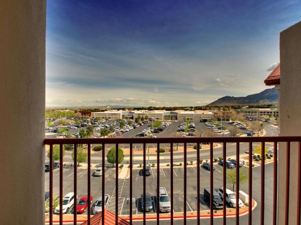 Drury Inn & Suites Albuquerque North : photo 8 de la chambre chambre de luxe avec 2 lits queen-size et balcon